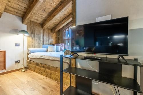 Μια τηλεόραση ή/και κέντρο ψυχαγωγίας στο HelloCHALET Valtournenche - Pessey Chalet - 2 Apartments near lift with Garden and Mountain View