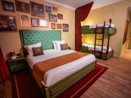 Katil atau katil-katil dalam bilik di Theater Hotel