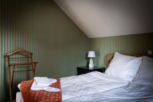 a bed in a room with a green wall at Zweitraum in Oldenburg in Oldenburg
