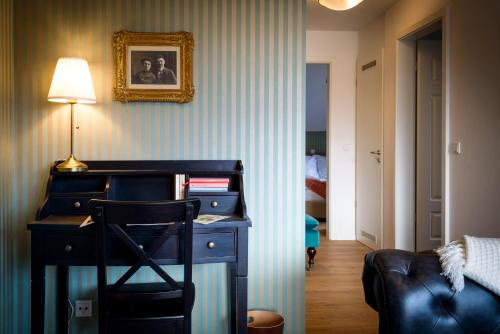 a desk with a lamp and a chair in a room at Zweitraum in Oldenburg in Oldenburg