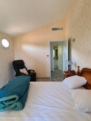 - une chambre avec un lit et une chambre avec une chaise dans l'établissement la grande piscine, à Porto-Vecchio