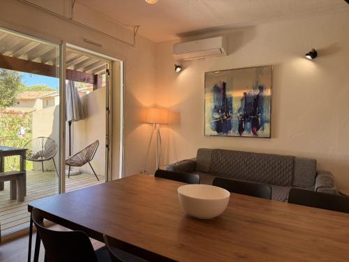 un salon avec une table et un canapé dans l'établissement T4 Fior di Cala Rossa by Pinarello Villa Services, à Lecci