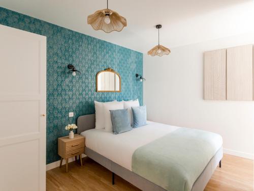 une chambre avec un lit et un mur bleu dans l'établissement Merveil - Family Suite - Tour Eiffel - Finlay, à Paris
