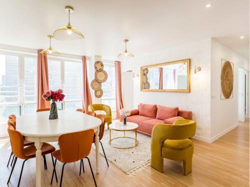 un salon avec un canapé, une table et des chaises dans l'établissement Merveil - Family Suite - Tour Eiffel - Finlay, à Paris