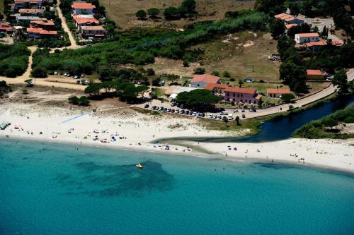an aerial view of a beach with a group of people at Dimora in Stile Mediterraneo - 5min Spiaggia Budoni in Brunella