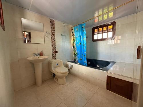 a bathroom with a toilet and a sink at Casa Alicante Girardot in Girardot