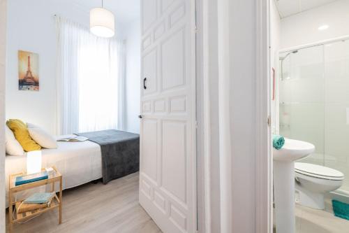 A bathroom at Apartamentos Alcazaba