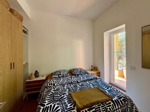 - une chambre avec un lit à motifs zébrés et une fenêtre dans l'établissement Elegant apartment, Cap de Nice, à Nice