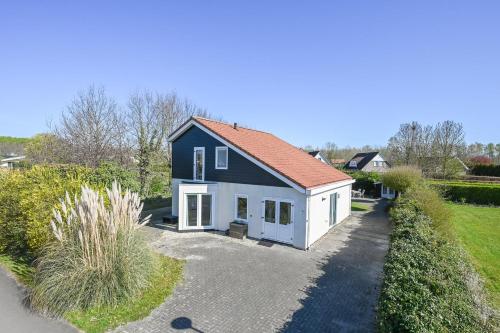 a black and white house with a driveway at Villa NovaTerra - Zeewolde in Zeewolde