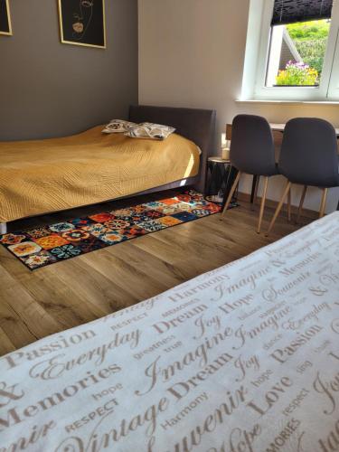 Ein Bett oder Betten in einem Zimmer der Unterkunft Apartamencik Pod Krokusem