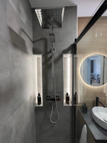 a bathroom with a shower and a sink at Apartamento Solimar in Torre del Mar