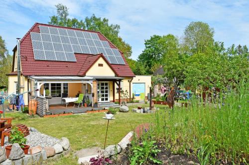 a house with solar panels on the roof at Ferienwohnung Karnitz im Herzen von Rügen in Karnitz