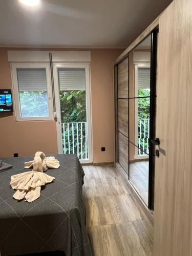 Zimmer mit einem Bett mit ausgestopftem Tier in der Unterkunft Apartman Dašić in Jagodina