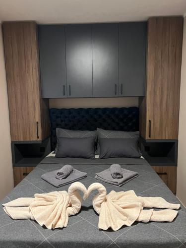 ein Bett mit zwei Handtüchern und zwei Herzen drauf in der Unterkunft Apartman Dašić in Jagodina