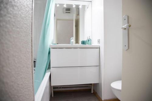 une salle de bain blanche avec un lavabo et un miroir dans l'établissement Beautiful vacation apartment - Swimming pool - Parking, à Antibes