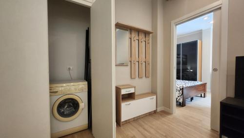 una lavanderia con lavatrice e asciugatrice di 200m from the sea, New flat with AC and WiFi a Loano