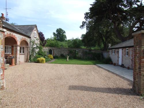 una imagen de una entrada de entrada frente a una casa en Chilgrove Farm Bed & Breakfast, en Chilgrove