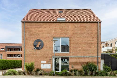 a red brick building with a window and a sign at Zweitraum in Oldenburg in Oldenburg