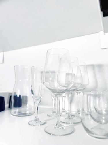 un groupe de verres à vin assis sur un comptoir dans l'établissement La Suite Sétoise, à Sète