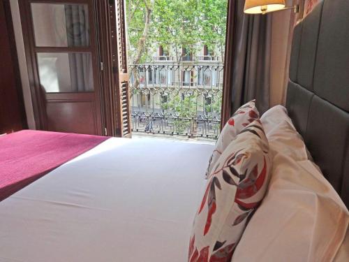 Postel nebo postele na pokoji v ubytování Hotel Lloret Ramblas