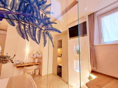 a glass room with a table and a plant at Frem lord in La Spezia