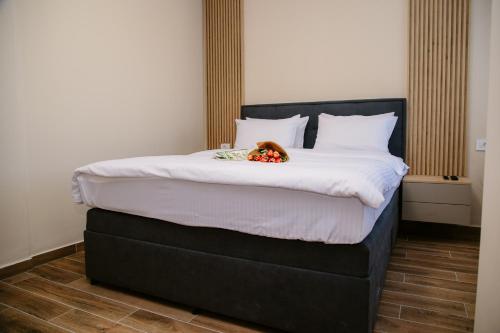 een groot bed met een fruitschaal erop bij Vila Lena Pool Resort - Apartman 13 in Vrdnik