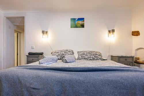 une chambre avec un grand lit avec deux oreillers dans l'établissement Private, romantic and cozy Room in Azenhas do Mar, à Colares