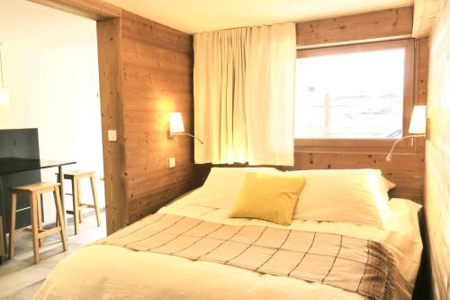 a bedroom with a bed with a window and a desk at Versant de vigne in Chalon-sur-Saône