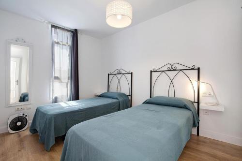 ein Schlafzimmer mit zwei Betten und einem Fenster in der Unterkunft Penthouse 3A in Morro del Jable