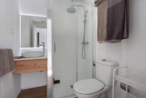 ein Badezimmer mit Toilette, Waschbecken und Dusche in der Unterkunft Penthouse 3A in Morro del Jable