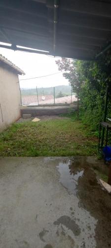 une flaque d'eau sur le sol dans une cour dans l'établissement Petite maison avec jardinet, à Revest-du-Bion