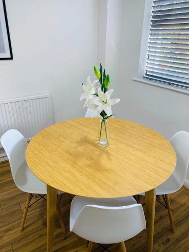 Φωτογραφία από το άλμπουμ του Spacious 3 Bedroom Home with Garden in Farnham σε Farnham