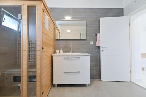 Koupelna v ubytování Apartment Amelie - with pool and sauna!