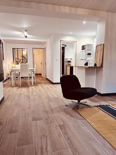 un salon avec une chaise et une table dans l'établissement Gîte de la Biscuiterie, à Cucq