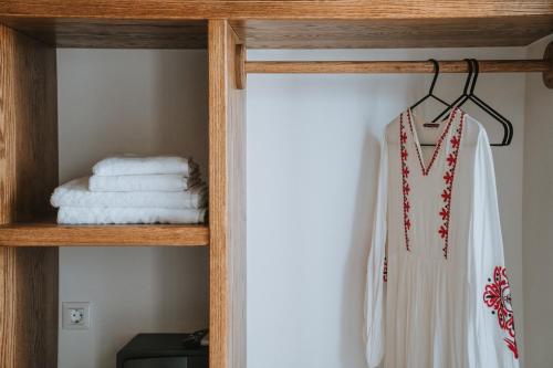 a room with a shelf with towels at Athera Suites Mykonos in Tagou