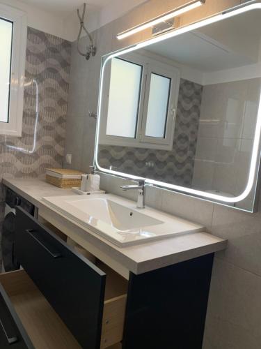 Bilik mandi di F K Apartments
