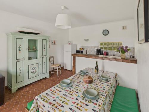 une cuisine avec une table avec des assiettes dessus dans l'établissement La Frégate - Dans une chaumière pour 4 avec jardin, au Guilvinec