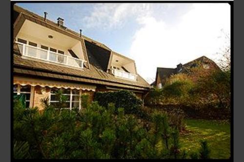 a house with a balcony on top of it at Krause in Munkmarsch