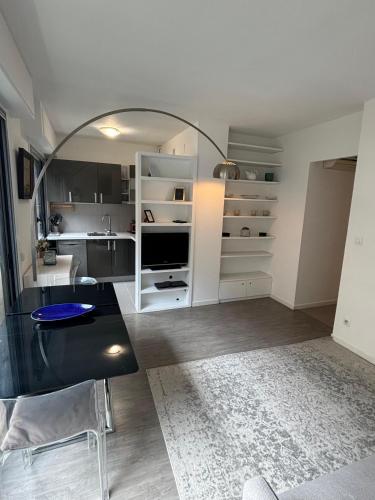 un salon avec une table et une cuisine dans l'établissement Appartement Suffren Champs de Mars, à Paris