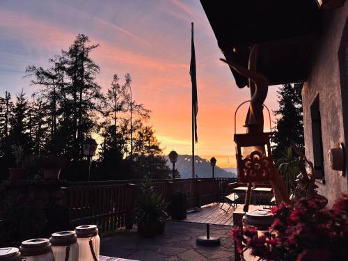 a view of a sunset from a patio with a flag at Halleinerhaus by Soul Rebels in Größing