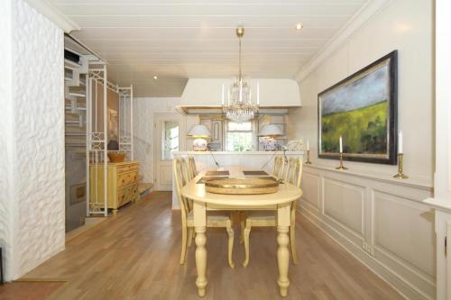 a dining room with a table and chairs at Hausteil Ruusenhoog in Braderup