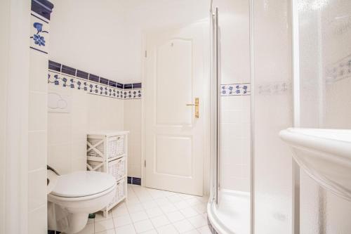 MunkmarschにあるHaus Moinのトイレとシャワー付きの白いバスルーム