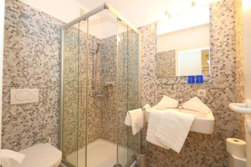 a bathroom with a shower and a sink and a toilet at App. Kiek in 09 in Westerland (Sylt)
