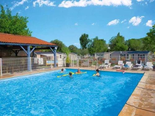 un groupe de personnes dans une piscine dans l'établissement Camping 3 étoiles - Piscine - efcagd, à Saint-Georges-de-Didonne