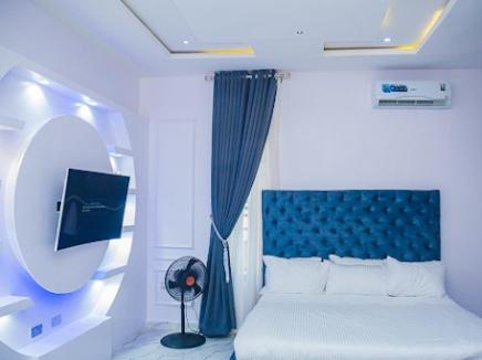 Postel nebo postele na pokoji v ubytování Lekki 3 Bedrooms Furnished Home Ensuite Stylish & Comfortable