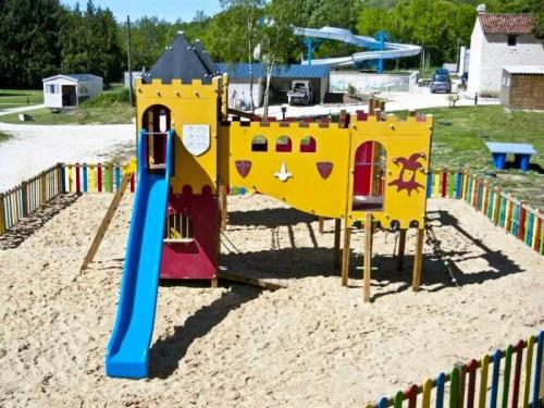 - une aire de jeux avec toboggan dans le sable dans l'établissement Camping 3 étoiles - Parc aquatique - efcafh, à Saint-Mandé-sur-Brédoire