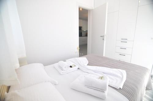 Ένα ή περισσότερα κρεβάτια σε δωμάτιο στο Zennova #29 Vourvourou Garden Family House