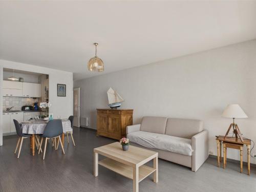 un salon avec un canapé et une table dans l'établissement Appartement vue mer à 500m de la plage, à La Rudelière