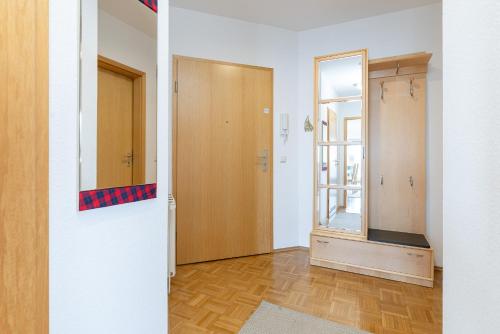 an empty room with a door and a mirror at Villa Fördestrand Fender in Laboe