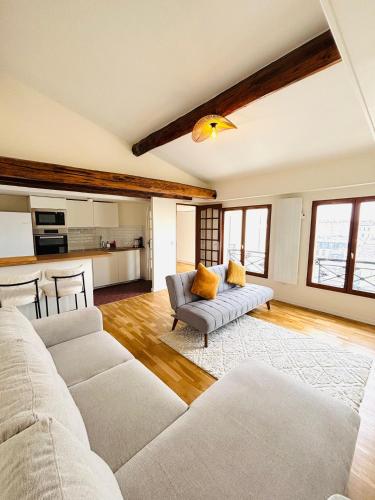 un salon avec deux canapés et une cuisine dans l'établissement Sentier Marais Bonne Nouvelle, à Paris